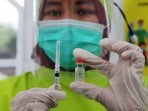 Vaksinasi-Covid-19-Untuk-Tenaga-Kesehatan-Lansia-Dery-Ridwansah-6