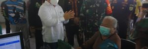 gubernur memantau vaksinasi