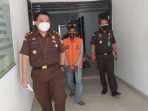 27072021 open kejaksaan DITAHAN: Mantan Kades berinisal SK hanya bisa pasrah ketika akan dibawa ke Rutan Mapolres Kobar. (FOTO: SONY KALTENG POS)