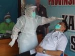 27072021-utama-kejaksaan ANTIGEN: Jajaran kejaksaan saat mengikuti swab rapid tes antigen di halaman parkir Kejati Kalteng, kemarin (27/7). (FOTO: KEJATI UNTUK KALTENG POS)