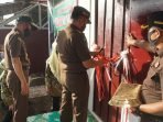 28072021 utama kejaksaan (2) PEDULI: Kajati Kalteng Iman Wijaya SH MHum dan jajaran beserta pengurus IAD saat meresmikan dua buah rumah warga yang dibedah, baru-baru ini. (FOTO:KEJATI UNTUK KALTENG POS)