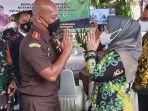 29072021 BAWAH KEJAKSAAN PAMITAN: Kajari Kobar Dandeni Herdiana ketika berpamitan kepada Bupati Kobar Nurhidayah serta beberapa pejabat lainnya, Kamis (29/7). (FOTO: SONY/KALTENG POS)