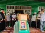 DPRD KOTIM RUMAH DUKA : Wakil Ketua DPRD Kotawaringin Timur H Rudianur serta Bupati Kotim H Halikinnor saat berada di rumah duka untuk mengikuti prosesi pemakaman H Hademan, Minggu (18/7). (FOTO: DPRD UNTUK KALTENG POS)