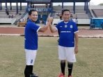 SALING MENDUKUNG: Anggota DPRD Mura, Susilo (kiri) bersama Wabup Mura, Rejikinoor mengikuti pertandingan persahabatan sepak bola di Muara Teweh, belum lama ini. (FOTO:DADANG/KALTENG POS)