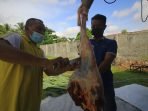 KALTENG POS KURBAN 2021 KURBAN: Panitia memotong daging sapi untuk dibagikan kepada warga dan karyawan, Rabu (21/7). Kalteng Pos menerima dua ekor sapi dari Bank Kalteng dan Gubernur Kalteng H Sugianto Sabran melalui Dinas PUPR untuk dikurbankan disalurkan. (FOTO: DENAR/ KALTENG POS)