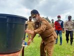 OPEN PEMKAB KOTIM DISIPLIN: Bupati Kotim, H Halikinnor menerapkan prokes dengan mencuci tangan saat melakukan kunjungan ke Dusun Muara Ubar, Kecamatan Telawang, Selasa (27/7). (FOTO: HUMAS UNTUK KALTENG POS)