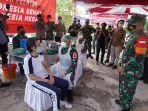 OPEN UTAMA TINJAU: Danrem 102/Pjg Brigjen TNI Purwo Sudaryanto meninjau kegiatan Serbuan Vaksinasi Covid-19 Nasional bagi anak pelajar usia 12 tahun sampai 18 tahun di SMAN 1 Palangka Raya Jalan AIS Nasution, Sabtu (17/7). (FOTO:PENREM 102/Pjg)