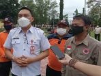 PEMKAB BARSEL MENINJAU: Sekretaris Daerah Barito Selatan Eddy Purwanto didampingi Kepala BPBD Barsel Alip Suraya, usai meninjau rumah isolasi terpadu pasien Covid-19 di Desa Sababilah Kecamatan Dusun Selatan, beberapa waktu lalu. (FOTO: KOMINFO UNTUK KALTENG POS)