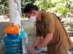 PEMKAB BARTIM TAAT : Wakil Bupati Barito Timur Habib Said Abdul Saleh yang selalu mencuci tangan usai kegiatan sekaligus mengingatkan kepada masyarakat untuk selalu ketat menerapkan protokol kesehatan. (FOTO: ADC WABUP BARTIM UNTUK KALTENG POS)