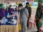 PEMKAB BARTIM MENINJAU : Bupati Barito Timur Ampera AY Mebas meninjau vaksinasi massal di Tamiang Layang, belum lama ini . (FOTO:LOGMAN/KALTENG POS )