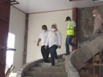 PEMKAB KOBAR CEK SPORT CENTER : Bupati Kotawaringin Barat Hj Nurhidayah saat mengecek sport center yang masih dalam pengerjaan, belum lama ini. (FOTO:PROKOM KOBAR UNTUK KALTENG POS)