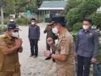 PEMKAB KOBAR DISAMBUT : Wakil Bupati Kotawaringin Barat Ahmadi Riansyah saat kunjungan ke Pangkalan Banteng disambut Camat Iksan, belum lama ini. (FOTO: SONY/KALTENG POS)
