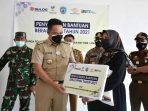 PEMKAB LAMANDAU SALURKAN BANTUAN : Bupati Lamandau H Hendra Lesmana menyalurkan bansos program Kementerian Sosial di Kantor Pos Nanga Bulik, belum lama ini. (FOTO:HUMAS UNTUK KALTENG POS)