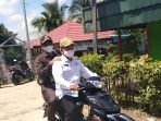 PEMKAB MURA OPEN NAIK SEPEDA MOTOR: Bupati Mura Perdie M Yoseph dalam kunjungan kerjanya di Kecamatan Sumber Barito, belum lama ini. (FOTO: DADANG/KALTENG POS)