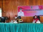 PEMKAB SERUYAN BERI SAMBUTAN: Bupati Seruyan, Yulhaidir (tengah) didampingi Ketua TP PKK Fauziah Yulhaidir memberikan sambutan pada sosialisasikan penggunaan aplikasi e-Human Development Worker (e-HDW), Selasa (27/7). (FOTO:YADI UNTUK KALTENGPOS)