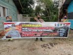TENGAH-Personel Polsek Gunung Timang Berikan edukasi Pesan Stop Karhutla Gunakan Media Spanduk