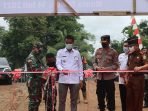 UTAMA-Acara Penutupan Pemotongan Pita Peresmian Jalan Desa Karamuan TMMD 111