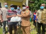 UTAMA PEMKAB KOTIM PEDULI: Bupati Kotawaringin Timur, H Halikinnor memberikan bantuan sembako kepada warga yang tinggal di Dusun Muara Ubar, Kecamatan Telawang, Selasa (27/7). (FOTO: AJUDAN UNTUK KALTENG POS)