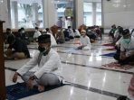 UTAMA-Salat Idul Adha IBADAH: Danrem 102/Pjg Brigjen TNI Purwo Sudaryanto dan Ny. Nancy Purwo Sudaryanto melaksanakan salat Iduldha bersama keluarga besar Korem 102/Pjg di Masjid Baitul Khaliq di Makorem 102/Pjg, Selasa (20/7). (FOTO: PENREM 102/Pjg)
