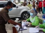 02082021 bawah kejaksaan (2) RAPID ANTIGEN: Jajaran pegawai kejaksaan saat di-rapid tes antigen di halaman Kantor Kejati, kemarin (2/8). (FOTO: KEJATI UNTUK KALTENG POS)