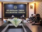 03082021 utama kejaksaan1 SOSOALISASI: Kajati Kalteng Iman Wijaya SH MHum dsn jajaran saat mengikuti sosialisasi tentang penanganan perkara narkotika secara virtual di ruang Vicon Kejati Kalteng, Senin (2/8). (FOTO: KEJATI KALTENG UNTUK KALTENG POS)