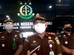 Kejari Lamandau baru saja menetapkan Kades Bunut sebagai tersangka dugaan kasus Tipikor BERI KETERANGAN: Kajari Lamandau Agus Widodo (tengah) didampingi pejabat utama Kejari saat diwawancara awak media, baru-baru ini. Kejari Lamandau baru saja menetapkan Kades Bunut sebagai tersangka dugaan kasus Tipikor. (FOTO : RUSLAN/KALTENG POS)