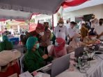15082021 tengah Agustiar vaksinasi VAKSINASI: Anggota DPR RI H Agustiar Sabran bersama Wakapolda Kalteng Brigjen Ida Oetari, Kadinkes dr Suyuti Syamsul, dan Ketum Kadin Kalteng Rahmat Nasution Hamka ketika memantau pelaksanaan vaksinasi, Sabtu (14/8). (FOTO: ARJONI/PROKALTENG.CO)
