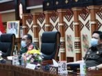 15082021 -- RAKOR PPKM LEVEL 4 RAKOR: Kajati Kalteng Iman Wijaya SH MHum bersama jajaran Forkopimda mengikuti rakor terkait evaluasi PPKM Level 4 Wilayah Kalimantan di Aula Jayang Tingang, Kamis (12/8). (FOTO: KEJATI UNTUK KALTENG POS)