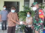 23082021--metro--boks--bawah MENYERAHKAN: Camat Jekan Raya Sri Utomo (dua dari kiri) saat menyerahkan tanda kartu sudah mengikuti vaksin kepada salah seorang warga di Kantor Kecamatan Jekan Raya, Minggu (22/8). (foto: PATHUR/KALTENG POS)