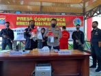 JUMPA PERS PENGEDAR SABU JUMPA PERS: Dirresnarkoba Polda Kalteng, Kombes Pol Nono Wardoyo didampingi Kabid Humas Polda Kalteng Kombes Pol Eko Saputro menunjukkan barang bukti yang diamankan dari dua pengedar sabu di Mapolda Kalteng, Selasa (24/8). (FOTO: YUDI/ PROKALTENG.CO (GRUP KALTENG POS))
