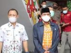 BARSEL BERDUKA BERSAMA BUPATI : Wakil Ketua I DPRD Barito Selatan (alm) HM Yusuf Kalem (kanan) semasa hidupnya ketika mendampingi Bupati H Eddy Raya Samsuri (kiri), saat menunggu kedatangan Gubernur Kalteng H Sugianto Sabran di Bandara Sanggu, Buntok, beberapa waktu lalu. (FOTO: ISTIMEWAH)