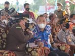 peresmian nama jalan di Desa Sanggu Kecamatan Dusun Selatan,BARSEL MENGHADIRI : Bupati Barito Selatan H Eddy Raya Samsuri ST (baju batik biru) saat menghadiri peresmian nama jalan di Desa Sanggu Kecamatan Dusun Selatan, beberapa waktu lalu. (FOTO: KOMINFO UNTUK KALTENG POS)