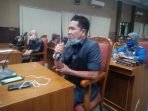 DPRD KOTIM RAPAT: Anggota DPRD Kotawaringin Timur M Abadi saat mengikuti rapat paripurna, belum lama ini. (FOTO: BAHRI/KALTENG POS)
