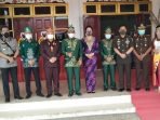 DPRD MURA MEMPERINGATI: Ketua DPRD Mura Doni (lima dari kiri) usai acara syukuran Hari Jadi Kabupaten Mura ke-19, Senin (2/8). (FOTO: DADANG/KALTENG POS)
