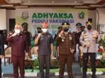 DPRD MURA KEBERSAMAAN: Ketua DPRD Mura Doni (dua dari kiri) bersama Forkopimda setempat disela menghadiri kegiatan HUT Adhyaksa sekaligus memantau pelaksanaan vaksin, baru-baru ini. (FOTO: DADANG/KALTENG POS)