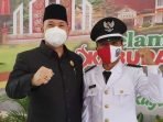 DPRD MURA BERI MOTIVASI: Ketua DPRD Mura, Doni (kiri) bersama dengan salah satu kades terpilih usai acara pelantikan, Selasa (3/8). (foto: DADANG/KALTENG POS)