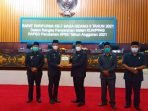 DPRD MURUNG RAYAA SIAP DIBAHAS: Ketua DPRD Mura, Doni (tiga dari kanan) bersama unsur pimpinan menerima materi KUA PPAS RAPBD Perubahan APBD tahun anggaran 2021, Kamis (12/8). I(FOTO: DADANG/KALTENG POS)