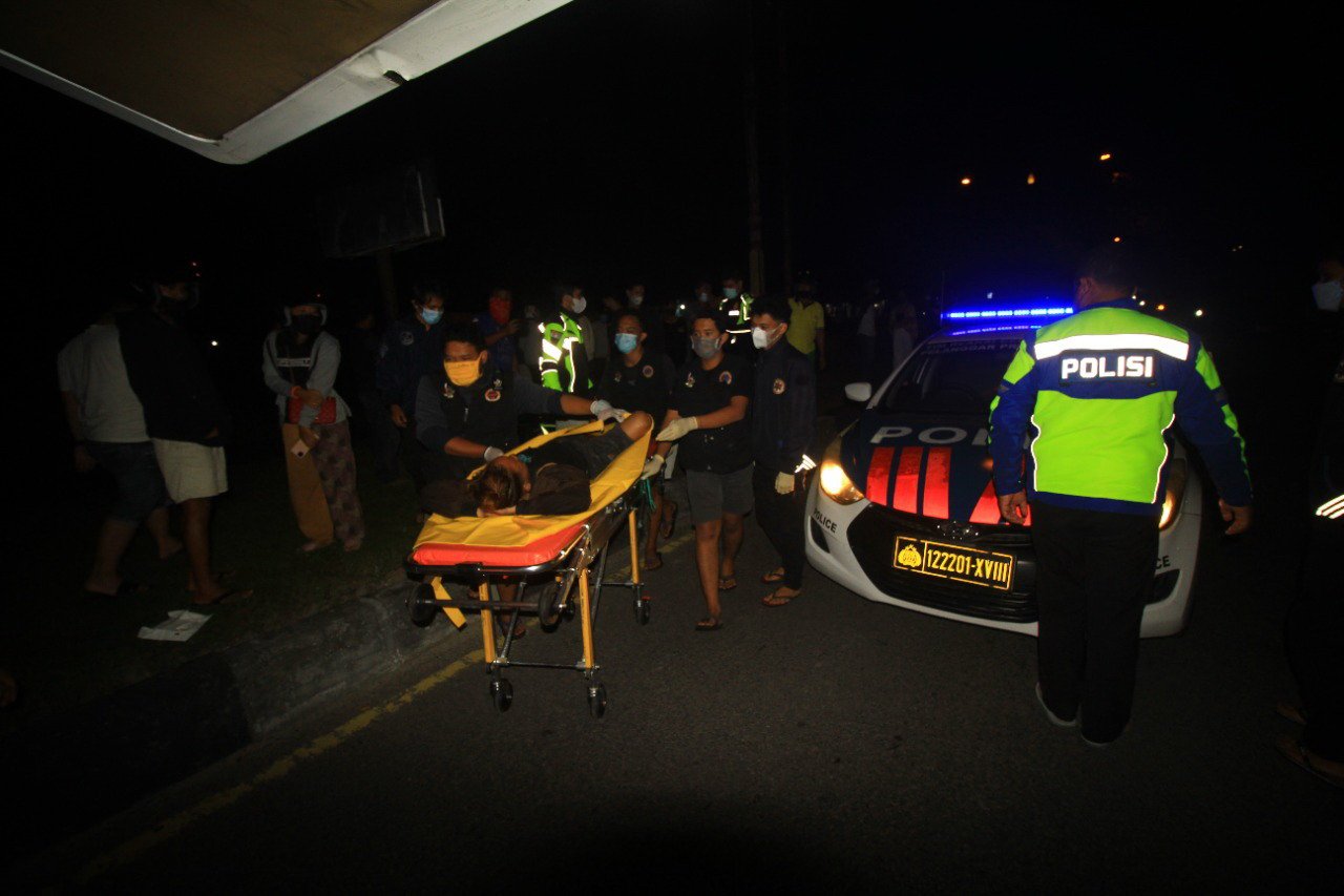 KECELAKAAN SISINGAMANGARAJA PEMUDA MABUK LUKA PARAH: Seorang pemuda mabuk yang mengalami laka tunggal dibawa ke rumah sakit. (FOTO: DENAR/KALTENG POS)