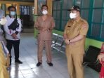KOBAR DENGAR KELUHAN: Wakil Bupati Kotawaringin Barat Achmadi Riansyah (pakai topi hitam) mendengar keluhan dan masukan dari dokter yang ada di puskesmas, beberapa waktu lalu. (foto: SONY/KALTENG POS )