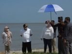 mengecek lokasi abrasi di Pantai Bogam CEK PANTAI : Bupati Kotawaringin Barat Hj Nurhidayah saat mengecek lokasi abrasi di Pantai Bogam, beberapa waktu lalu. (FOTO: SONY/KALTENG POS)