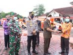 MURUNG RAYA MENYERAHLAN MOBIL DAMKAR SIAGA KARHUTLA: Bupati Mura Perdie M Yosep menyerahkan secara simbolis bantuan mobil Damkar kepada perwakilan kecamatan, Kamis (12/8). (FOTO:DADANG/KALTENG POS)
