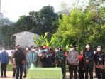 100 PJU Terpasang di 10 Desa MULAI BEROPERASI: Peresmian PJUTS di Murung Raya bantuan dari Kementerian ESDM telah beroperasi, baru-baru ini. (FOTO: DISKOMINFOSP UNTUK KALTENG POS)