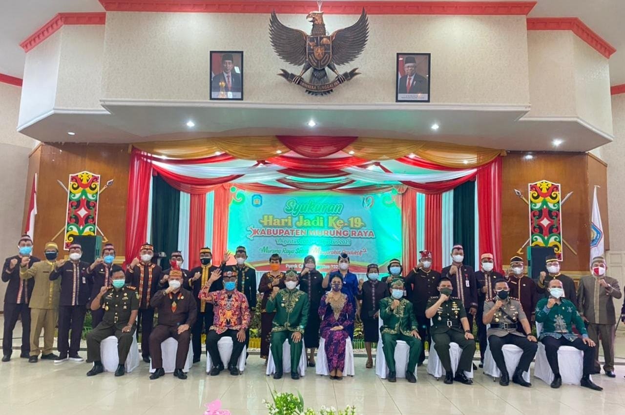 HUT MURA KE-19 KEBERSAMAAN: Forkopimda Mura bersama perangkat daerah disela syukuran Hari Jadi Kabupaten Murung Raya ke-19, Senin (2/8). (FOTO: DADANG/KALTENG POS)