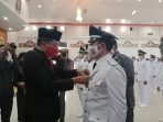 PELANTIKAN 62 KADES AMBIL SUMPAH JANJI: Bupati Mura Perdie M Yoseph melantik Kades terpilih yang menang pada pelaksanaan Pilkades serentak di GPU Tira Tangka Balang, Selasa (3/8). (FOTO: DADANG/KALTENG POS)