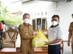 OPEN UTAMA-Bagikan Paket Sembako Warga Isoman