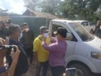 OPEN UTAMA-Bupati Prokes PEDULI: Bupati Kotim H Halikinnor turun ke jalan memasangkan masker kepada pengendara yang melewati pos penyekatan di Simpang Sebabi, Kecamatan Telawang , Sabtu (31/7). (FOTO: HUMAS UNTUK KALTENG POS)