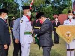 PEMKAB BARTIM PENGUKUHAN PASKIBRAKA MENGUKUHKAN : Bupati Ampera AY Mebas mengukuhkan puluhan anggkota Paskibraka tahun 2021 Kabupaten Barito Timur di halaman kantor bupati, Sabtu (14/8). (FOTO: PROKOPIM PEMKAB BARTIM UNTUK KALTENG POS)