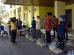 PEMKAB KOBAR BAGI BANSOS BAGI BANSOS: Bupati Kotawaringin Barat Hj Nurhidayah ketika menyerahkan bantuan sosial bagi para tenaga kesehatan di halaman Kantor Pemkab Kobar, belum lama ini. (FOTO: PROKOM UNTUK KALTENG POS)