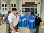 Pemkab Bartim MENERIMA: Wakil Bupati Barito Timur Habib Said Abdul Saleh menerima bantuan oksigen dari perusahaan perkebunan swasta untuk RSUD Tamiang Layang, Sabtu (31/7). (FOTO: ADC WABUP BARTIM )