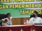Pemkab Lamandau HADIR : Bupati Lamandau H Hendra Lesmana (kanan) berbincang dengan Sekda Muhammad Irwansyah saat menghadiri kegiatan uji kompetensi pimpinan tinggi pratama di Gedung CAT BKD Lamandau, belum lama ini. (FOTO: HUMAS UNTUK KALTENG POS)